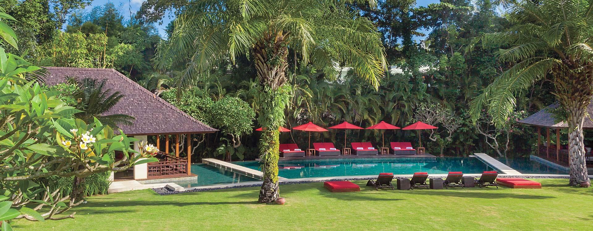 Villa The Beji - Expansive lawn and pool feature
